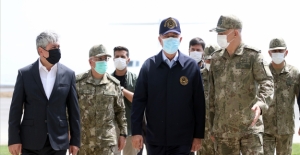 Millî Savunma Bakanı Akar Beraberindeki Komutanlarla Suriye Sınırında