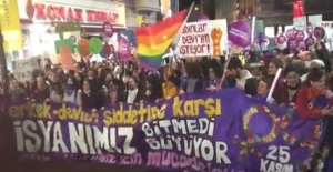 CHP'nin 8 Mart Kutlamasındaki LGBT Bayrağı Tepki Çekti