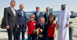 Bakan Özer, Katar'daki Türk Okulunu Ziyaret Etti