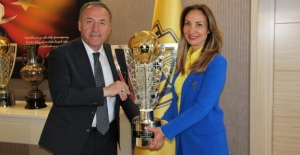 CHP Kadın Kolları Genel Başkanı Nazlıaka’dan, Ankaragücü’ne Şampiyonluk Kutlaması Ziyareti