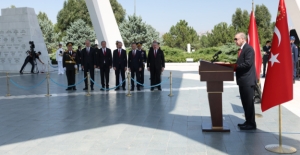 Cumhurbaşkanı Erdoğan, Devlet Mezarlığı’nı Ziyaret Etti