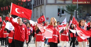 Kızılay Gönüllüleri Cumhuriyet Bayramını Coşkuyla Kutluyor