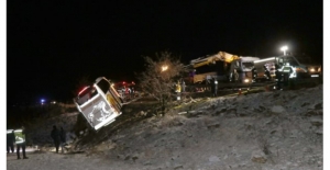 Yolcu Otobüsü Şarampole Devrildi: 4 Ölü, 24 Yaralı
