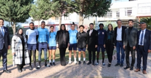 Sarıeroğlu, Kadın Futbolcuları Ziyaret Etti