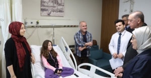 Cumhurbaşkanı Erdoğan, Başakşehir Çam ve Sakura Şehir Hastanesi’nde Tedavi Gören Depremzedeleri Ziyaret Etti
