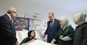 Cumhurbaşkanı Erdoğan, Depremzede Çocukları Hastanede Ziyaret Etti