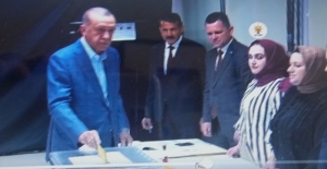 Cumhurbaşkanı Erdoğan, Üsküdar'daki Saffet Çebi İlkokulu'nda Oyunu Kullandı