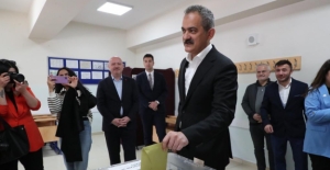 Milli Eğitim Bakanı Özer, Altınordu Vakıfbank Ortaokulu’nda Oyunu Kullandı