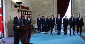 Cumhurbaşkanı Erdoğan, Yüksek Askerî Şûra Üyeleriyle Birlikte Anıtkabir’i Ziyaret Etti