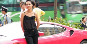 Çinli Kadınların Yeni Merakı Ferrari Sahibi Olmak