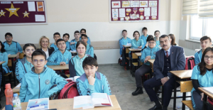 Bakan Tekin'den Keçiören Şehit Mustafa Ünal Ortaokuluna Ziyaret