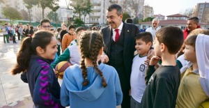 Bakan Tekin, İzmir'de Okul Ziyaretlerinde Bulundu