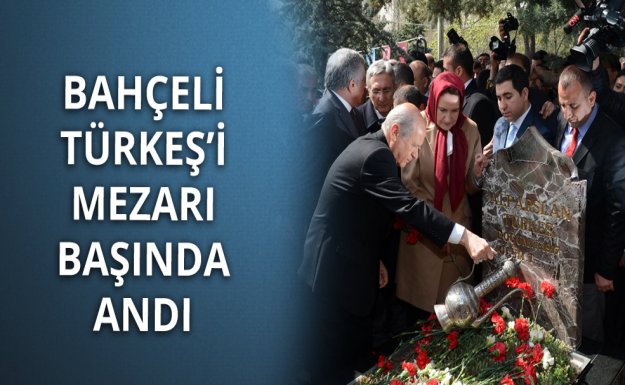 Bahçeli, Türkeş'i Mezarı Başında Andı