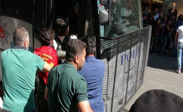 Taksim'de Şarkı Söyleyen Gruba Polis Müdahalesi