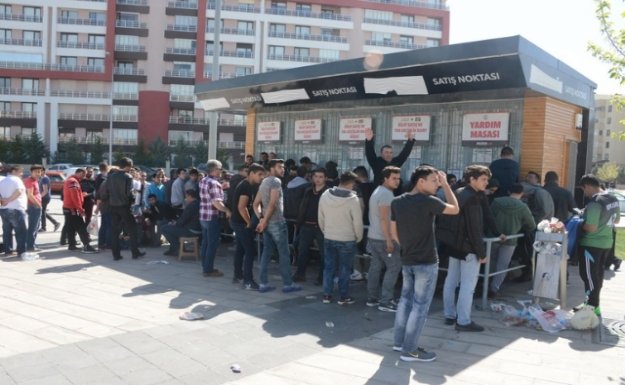 Konyaspor Taraftarı Sabah 5'te Bilet Kuyruğunda